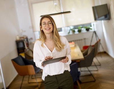 In Start-ups investieren - junge Frau am Tablet